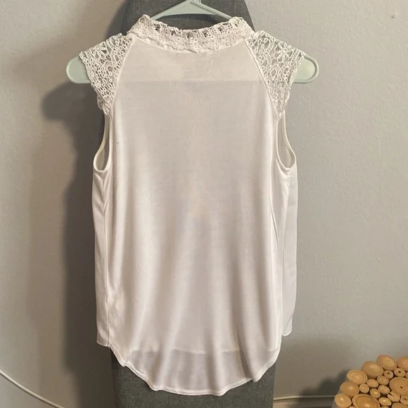 🩷3 for $20🩷 White top with Lace - Picture 5 of 8
